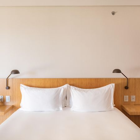B Hotel Brasília Eksteriør bilde A bed with two pillows