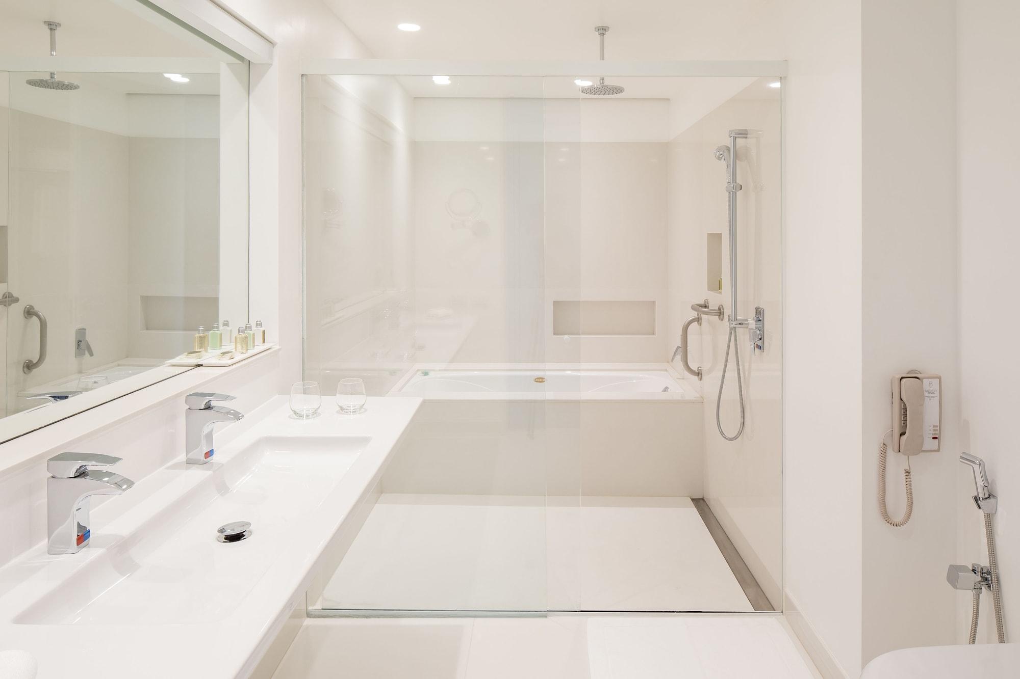 B Hotel Brasília Eksteriør bilde A wet room
