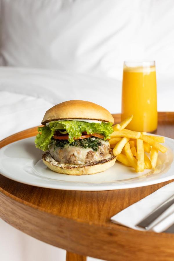 B Hotel Brasília Eksteriør bilde A cheeseburger with fries and orange juice